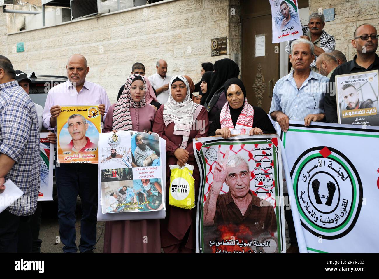 Nahost-Nachrichten/Gaza/Palästinensische Gebiete Palästinenser nehmen an einem Solidaritätsprotest mit den Gefängnissen Teil, die am 2. Oktober 2023 vor dem Büro des Roten Kreuzes in Gaza-Stadt in israelischen Gefängnissen festgehalten wurden. Nach den jüngsten Zahlen von Addameer, der palästinensischen Gefangenenunterstützungs- und Menschenrechtsvereinigung, befinden sich derzeit 4.900 palästinensische politische Gefangene in israelischen Gefängnissen und Haftanstalten, darunter 155 Kinder und 32 weibliche Gefangene. The Gaza Strip Palestine Copyright: XMahmoudxxAjjourx C08A1137 Credit: Imago/Alamy Live News Stockfoto