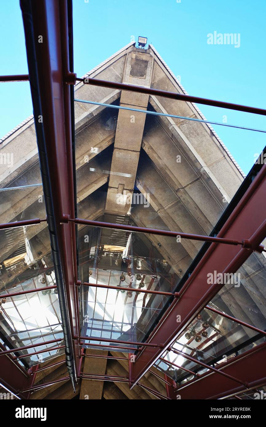 Blick von innen auf das Opernhaus von Sydney mit Blick vom Bennelong Restaurant bis zum Segel des Konzerthauses, Detailansicht mit Reflexionen an einem sonnigen Tag Stockfoto