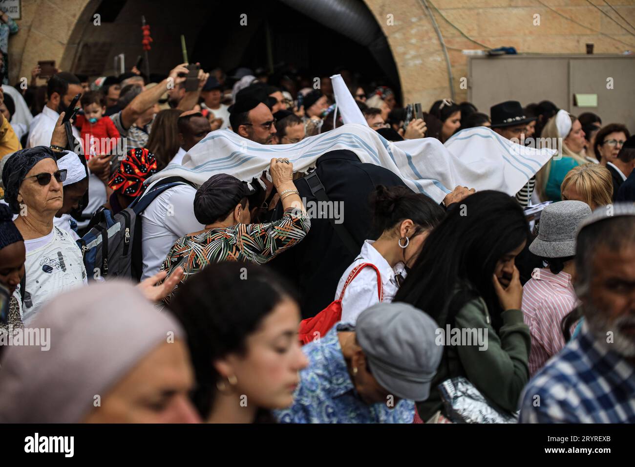 Jüdischer Feiertag von Sukkot in JERUSALEM - 02. OKTOBER: Juden beten vor der westlichen Al-Buraq Mauer während des jüdischen Feiertags von Sukkot, der ein einwöchiger jüdischer Feiertag ist, der fünf Tage nach Jom Kippur in der Altstadt von Jerusalem am 02. Oktober 2023 kommt. Foto von saeed qaq Copyright: XSAEEDxQAQx 5T9A9299 Credit: Imago/Alamy Live News Stockfoto