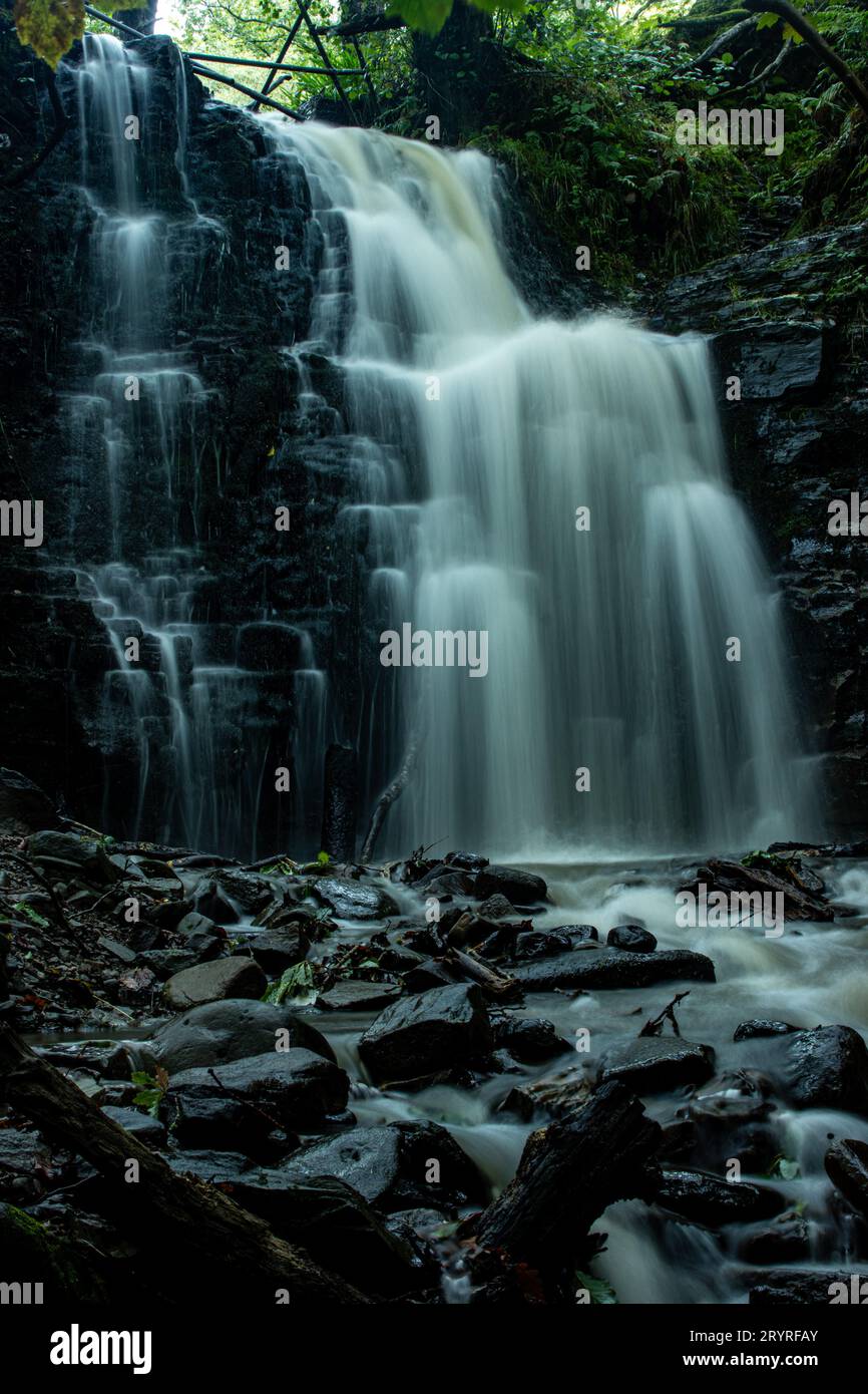 Ein malerischer Blick auf einen Wasserfall, der die Felsen hinunterragt Stockfoto