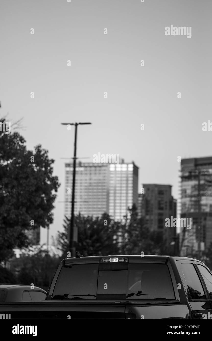 Pickup Truck steckt in Schwarz-weiß im Verkehr fest Stockfoto