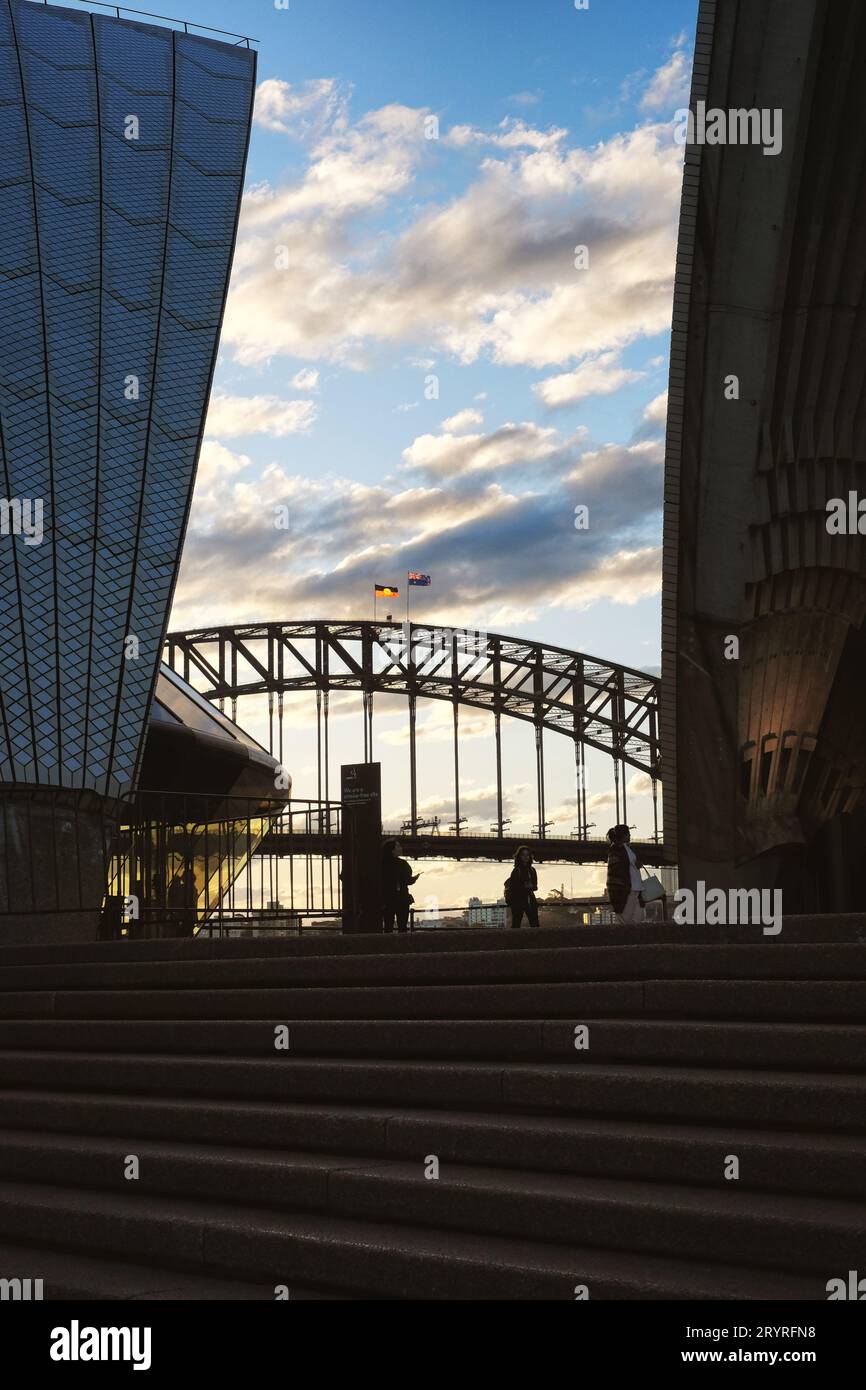Sydney Harbour Bridge mit der Australian Aboriginal Flag und Australian Flag, nachmittags gesehen von den Muscheln des Sydney Opera House Stockfoto