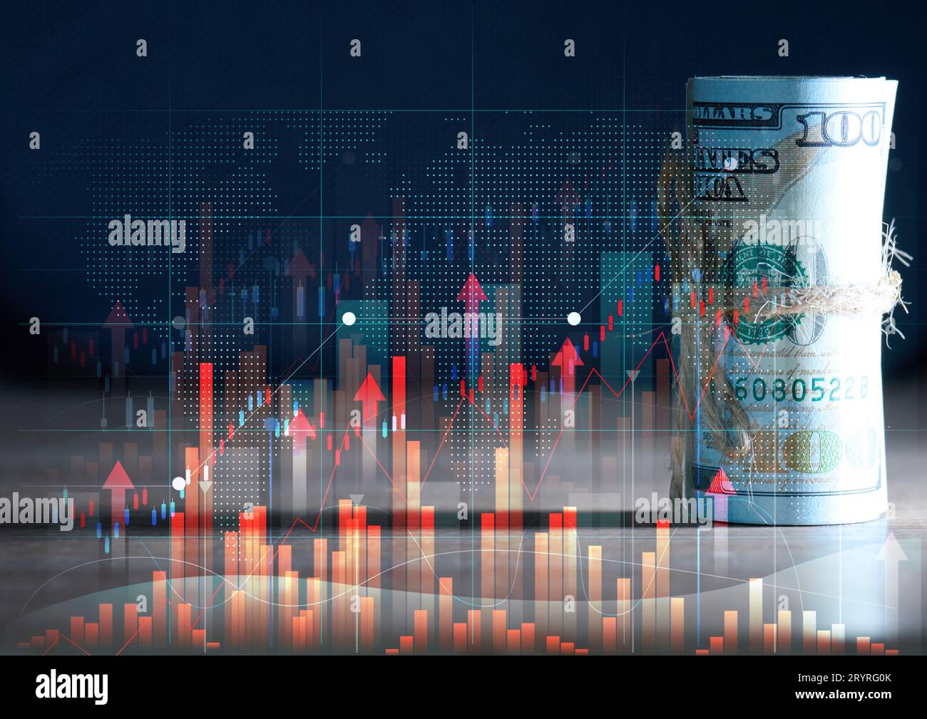 Rolle mit hundert Dollar Scheinen, gebunden mit einem Seil und einem Diagramm mit steigenden Zinsen. Konzept des Einkommenswachstums, hohe Marge, profitabel Stockfoto