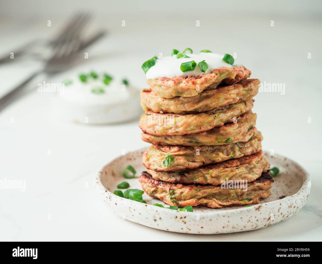 Zucchini fritters, Kopierraum, weißer Hintergrund Stockfoto