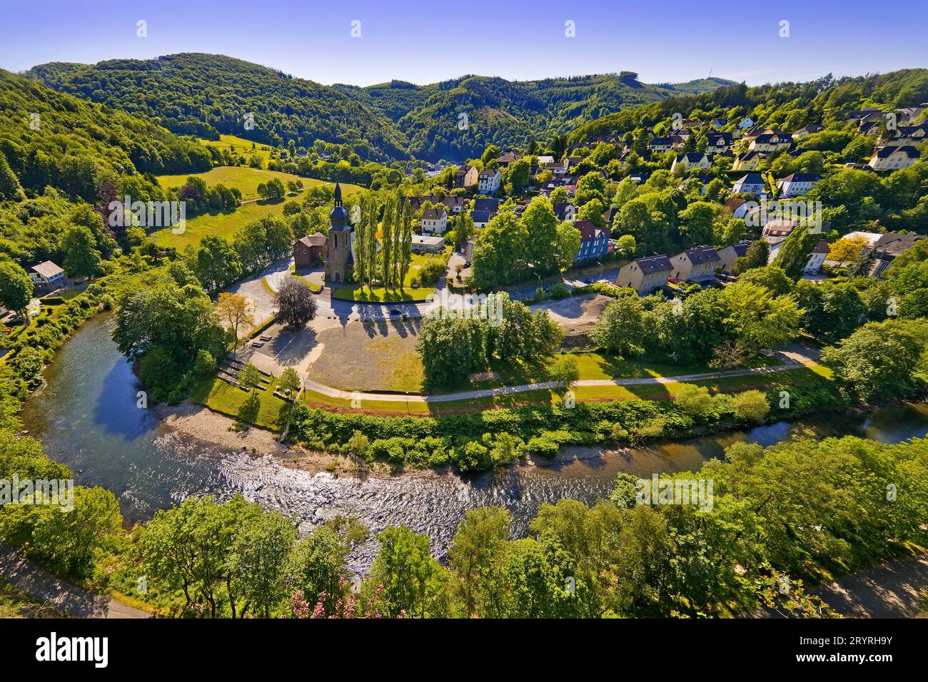 Lenne Schleife mit der Kirche St. Josef in Nachrodt, Nordrhein-Westfalen, Deutschland, Europa Stockfoto