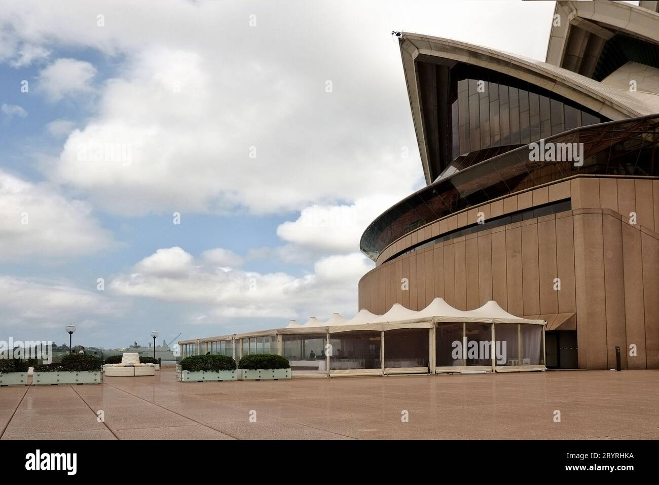 Sydney Opera House – Ein Festzelt und Pflanzkästen für eine private Veranstaltung auf dem Northern Broadwalk, der Promenade mit Blick auf den Hafen Stockfoto