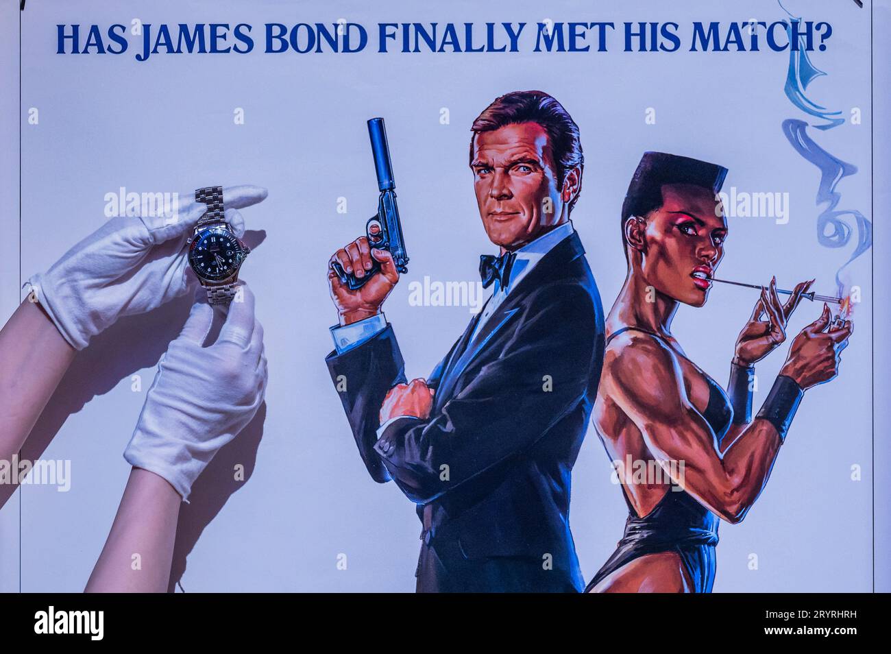 London, Großbritannien. Oktober 2023. Eine „50 Years of 007“ limitierte automatische Kalender-Armbanduhr, Omega Seamaster James Bond 50th Anniversary, No.03113/11007, Ref: 212.30.41.20.01.005, ca. 2012, EST £20.000 - £30.000 - Sir Roger Moore: The Personal Collection at Bonhams New Bond Street, London. Am 4. Oktober werden 180 Lose versteigert und sein erstes Auftritt als 007 feiert sein 50-jähriges Bestehen. Guy Bell/Alamy Live News Stockfoto