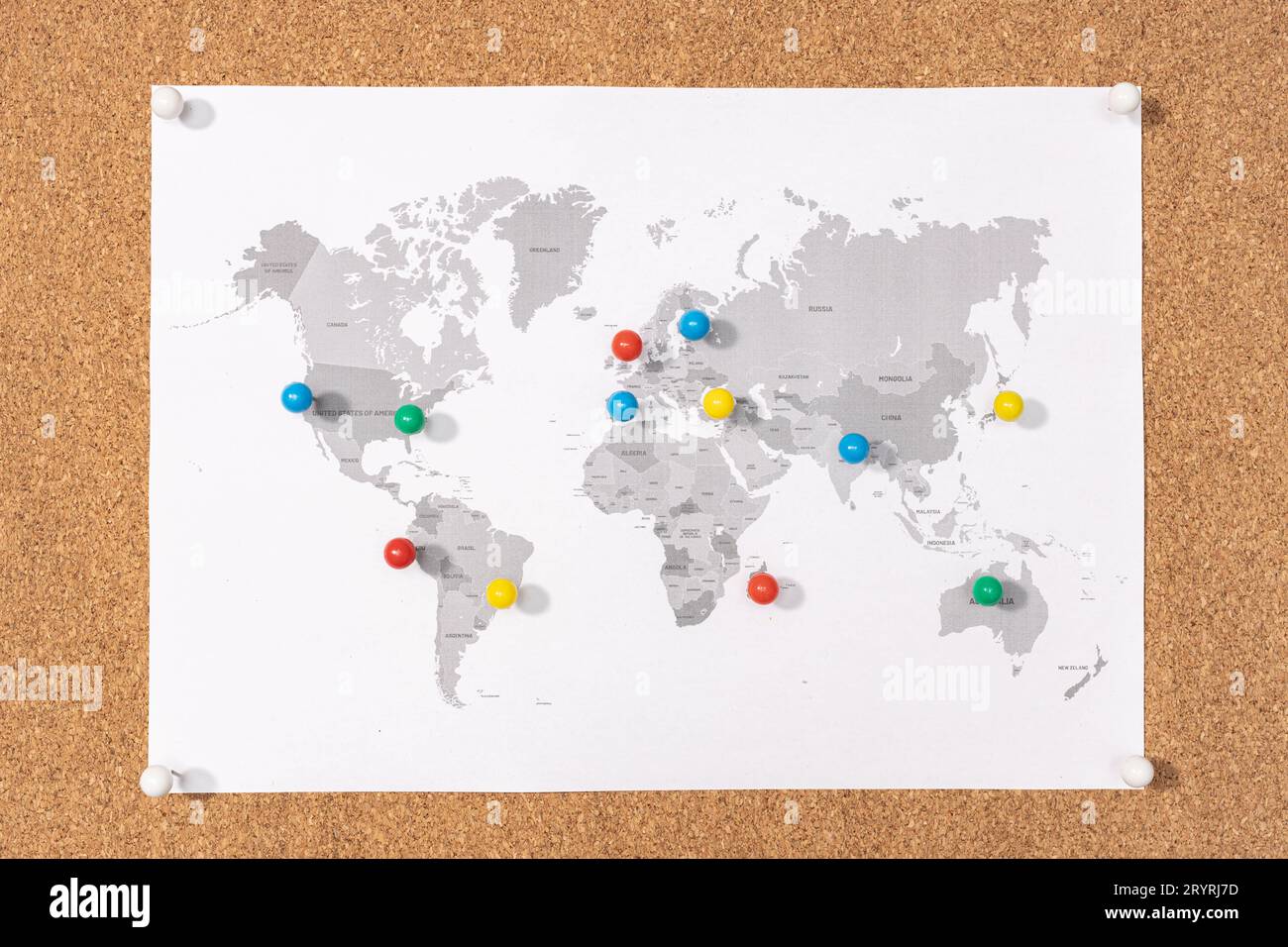 Reiseziel planen Konzept. Pushpins auf der Weltkarte auf Corkboard Stockfoto