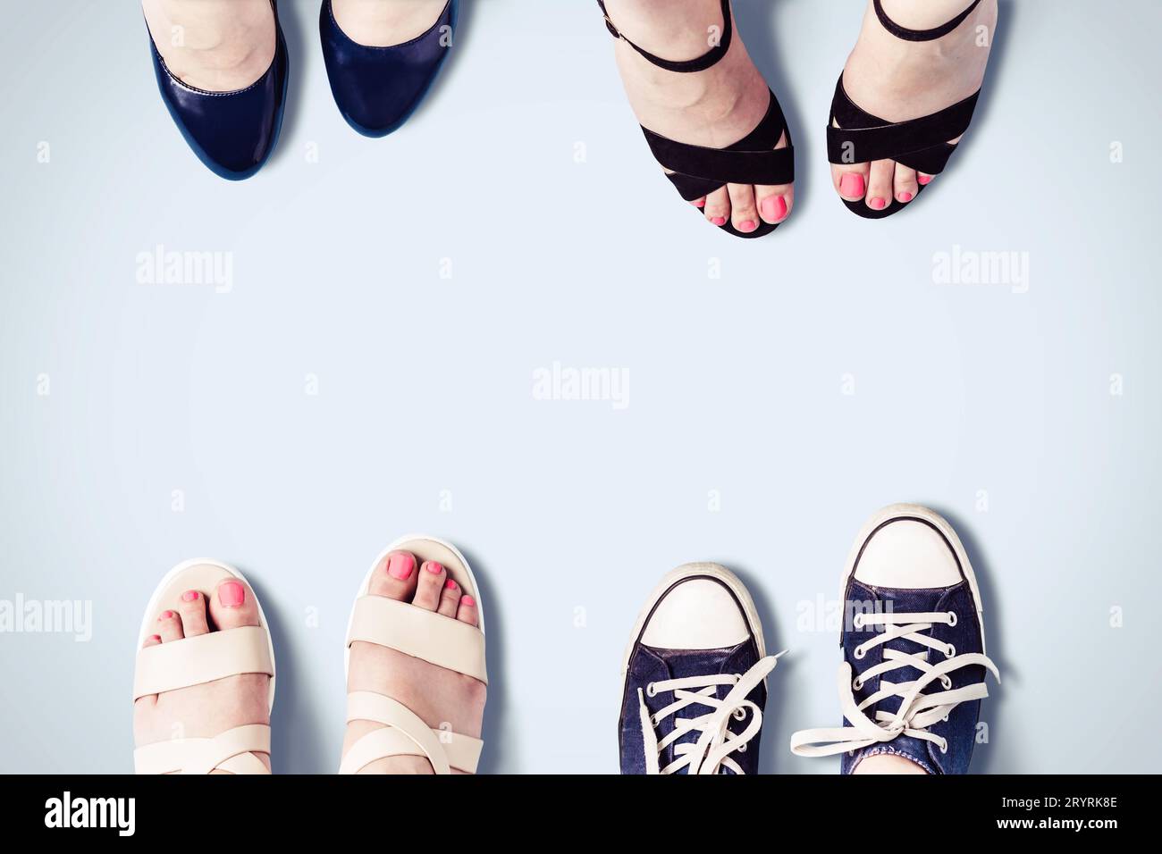 Verschiedene Sommerschuhe für Damen. Weibliche Füße in Sandalen, Turnschuhen, Schuhen. Stockfoto