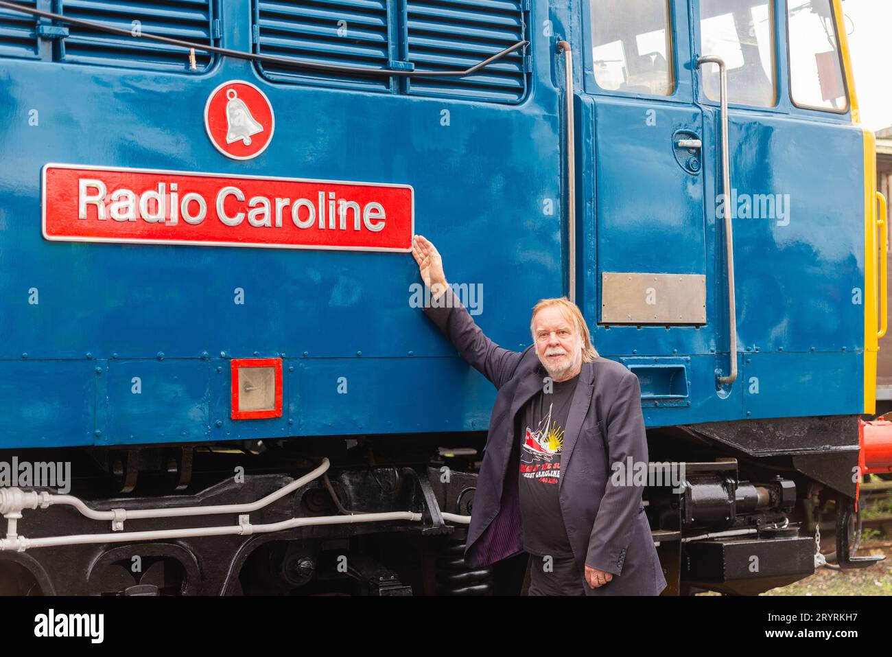 Rick Wakeman im Mangapps Railway Museum in der Nähe von Burnham in Crouch, Essex, Großbritannien, nachdem er Radio Caroline-Typenschild auf Vintage-Diesel enthüllt hatte Stockfoto