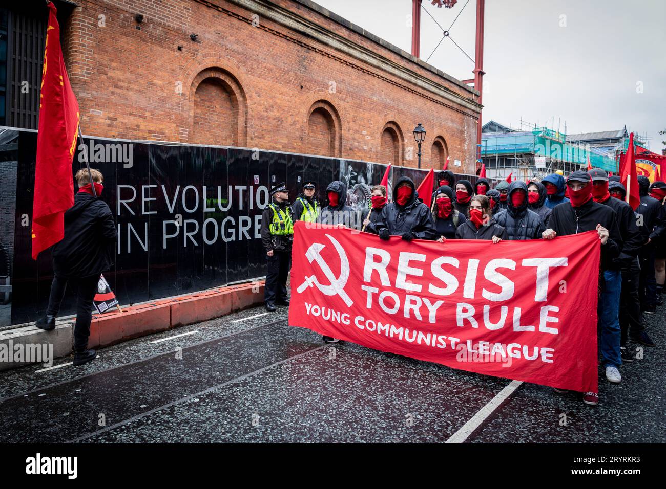 Der Kommunistische Jugendbund marschiert mit einem Banner, das seine Meinung während der Demonstration zum Ausdruck bringt. Während der Konservativen Partei-Konferenz marschierten die Menschen durch die Stadt, um eine nationale Demonstration durchzuführen. Die Forderungen, die von der Volksversammlung organisiert und von Gewerkschaften unterstützt werden, umfassen die Beendigung der Lebenshaltungskrise und die Verteidigung des NHS. (Foto von Andy Barton/SOPA Images/SIPA USA) Stockfoto