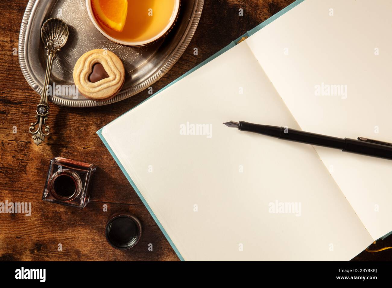 Journal Mockup mit orangenem Tee und Schokoladenkekse, mit Tinte und Stift, Vintage-Stil, Overhead Flat Lay Shot Stockfoto