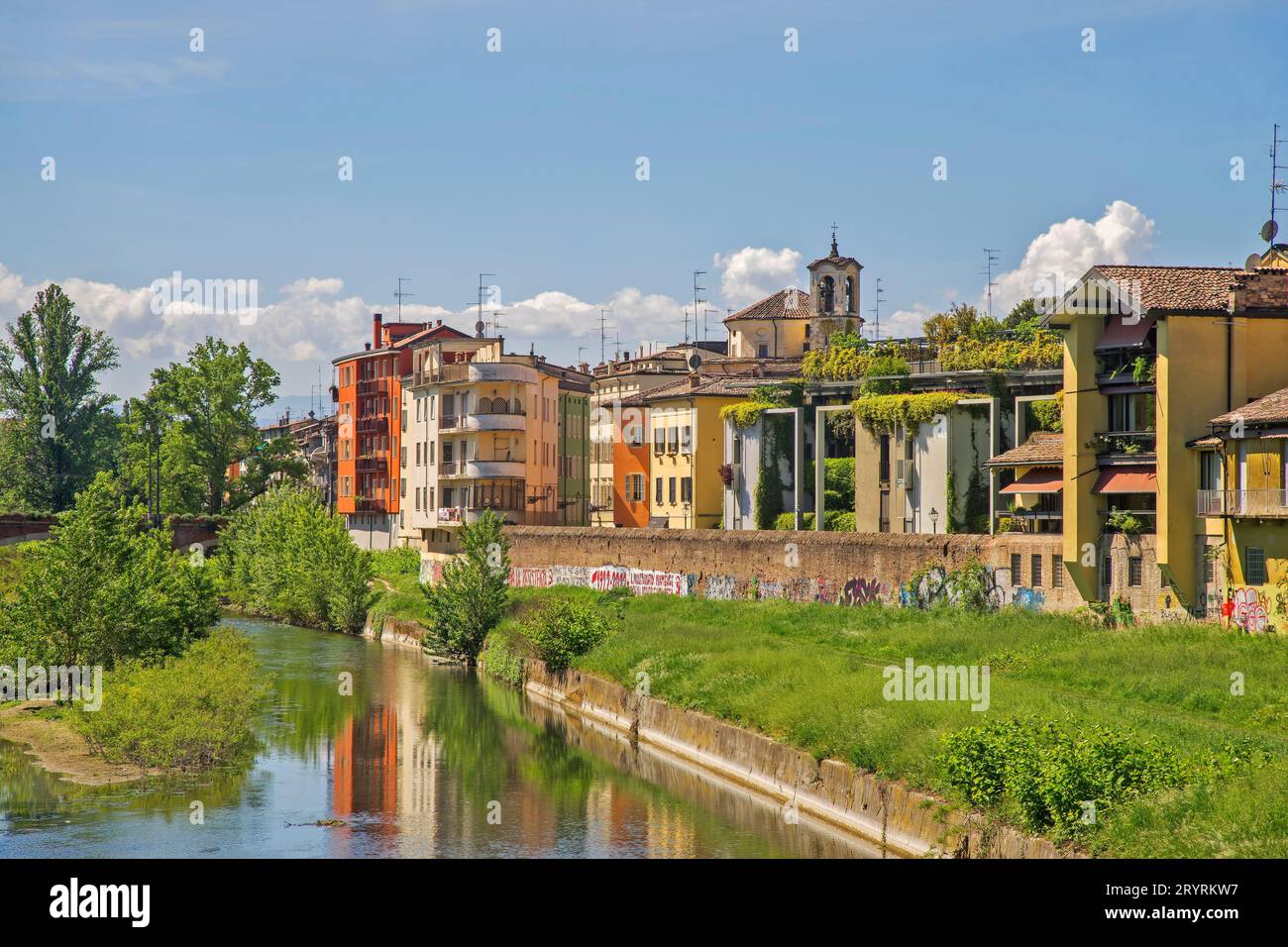 Blick auf Parma am Flussufer in Parma Stadt. Italien Stockfoto