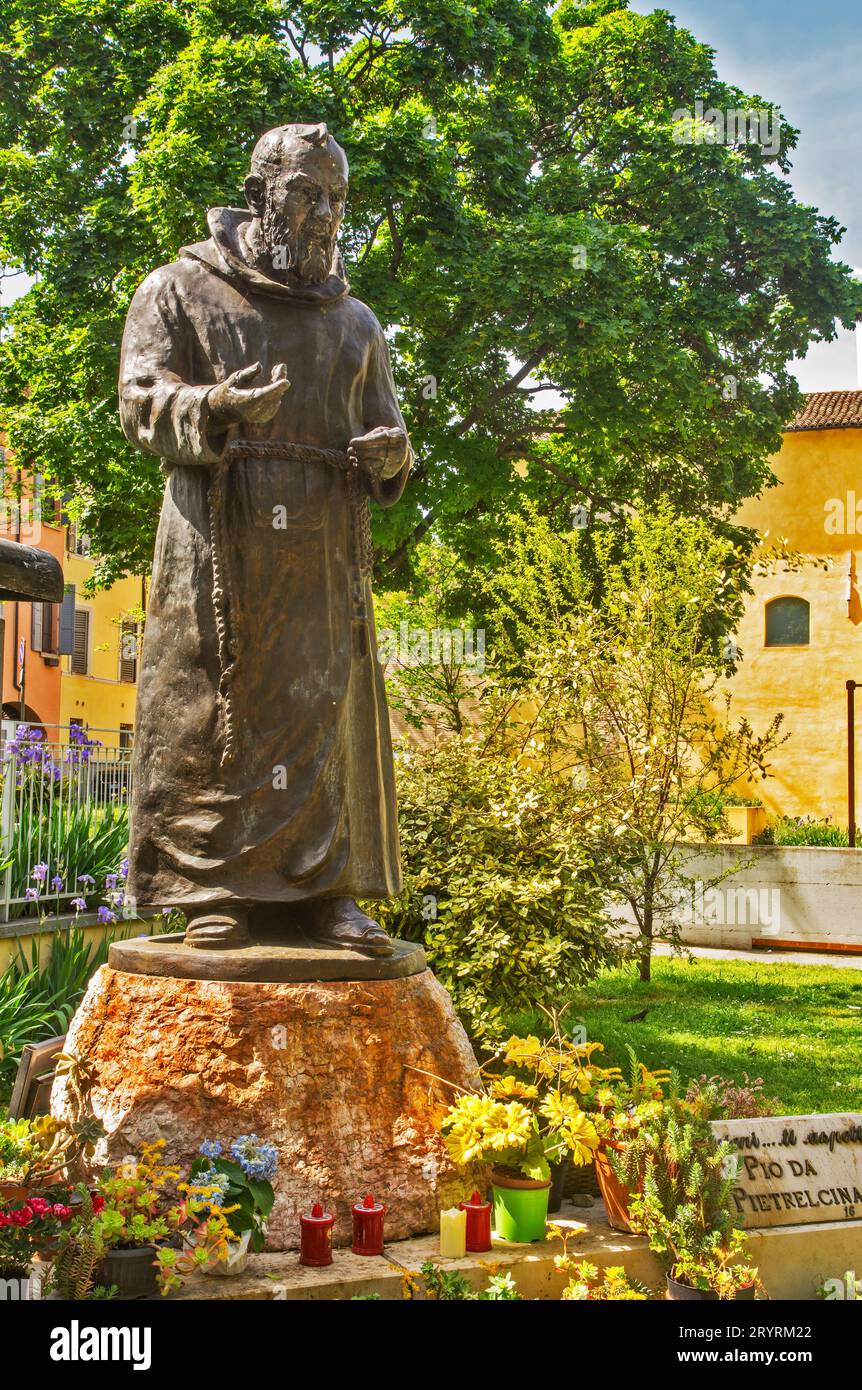 Denkmal für Padre Pio (Francesco Forgione) in Parma. Italien Stockfoto