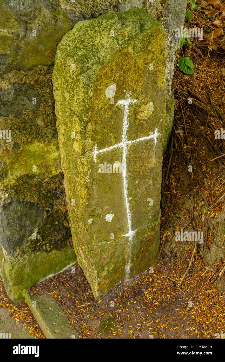 Eingegrabenes Kreuz auf Stein auf dem Friedhof von St. Cybi, Llangybi, Pwllheli Wales Stockfoto