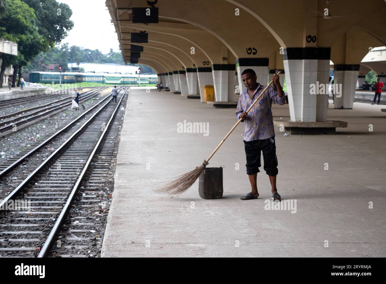2. Oktober 2023, Dhaka, Dhaka, Bangladesch: Ein Putzer reinigt den Boden am Bahnhof Kamalapur in Dhaka, Bangladesch. Der Bahnhof Kamalapur ist der größte und belebteste Eisenbahnknotenpunkt der USA. Bekannt für seine architektonische Verschmelzung von modernen und traditionellen Elementen, wurde dieser ikonische Bahnhof vom amerikanischen Architekten Robert Boughey entworfen und 1969 eingeweiht. Als wichtiger Knotenpunkt sowohl für nationale als auch internationale Zugverbindungen dient es als wichtiges Tor zu Dhaka, verbessert die Konnektivität und Erreichbarkeit der Stadt und symbolisiert gleichzeitig das reiche Eisenbahnerbe des Landes. (Kredit-Imag Stockfoto