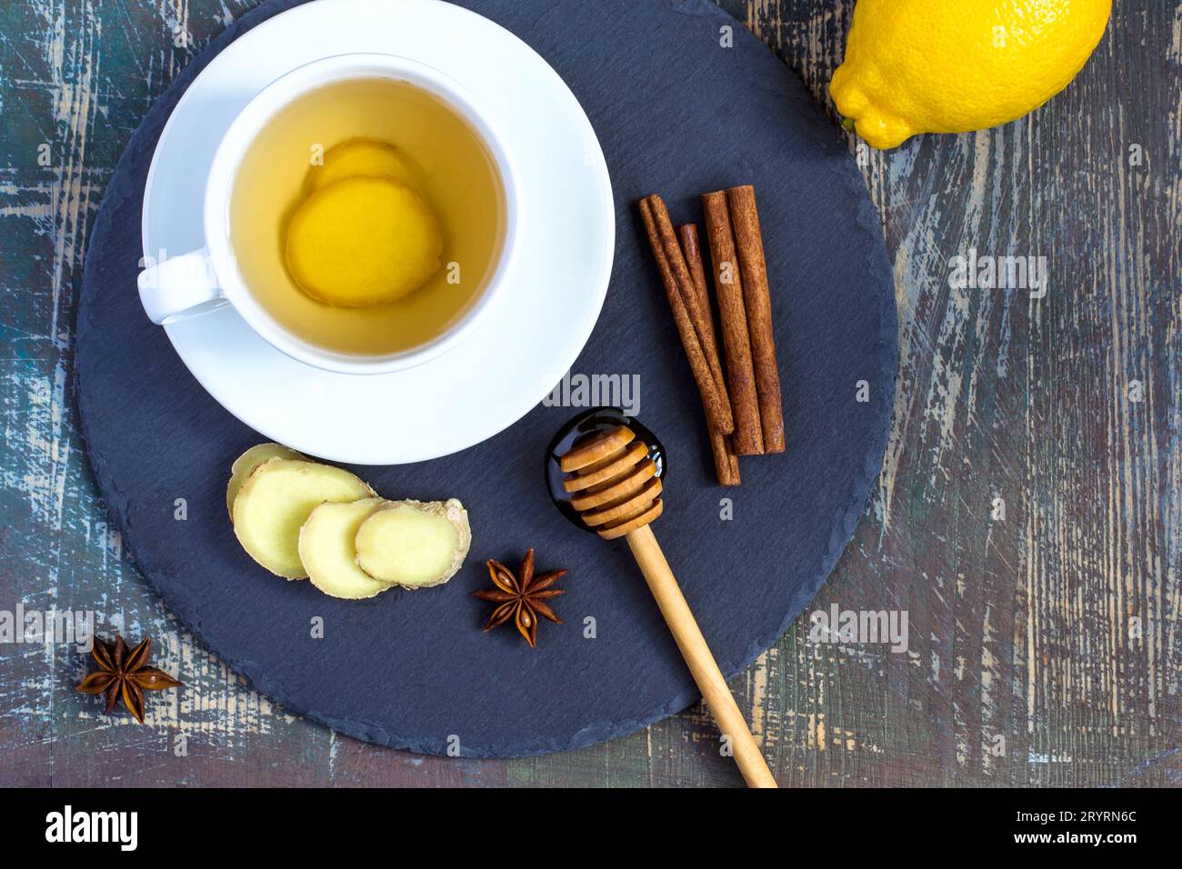 Ingwer heißen Immunität Steigerung der Vitamin natürliche Drink mit Zitrone, Honig und Zimt und Zutaten Stockfoto