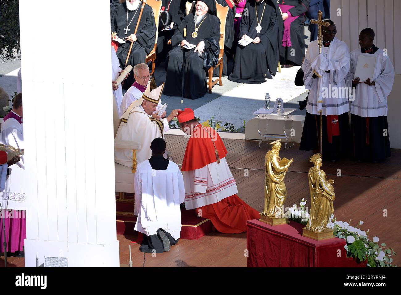 Vatikanstadt, Vatikan. September 2023 30. VATIKANSTADT, VATIKAN - SEPTEMBER 30: Papst Franziskus ernennt zum neuen Kardinalerzbischof von Lódz (Polen) Grzegorz Rys während des ordentlichen öffentlichen Konsistoriums zur Erschaffung des neuen Kardinals in St. Petersplatz am 30. September 2023 im Vatikan. Papst Franziskus hält ein Konsistorium für die Schaffung von 21 neuen Kardinälen, das Konsistorium fällt vor dem Beginn der Synode über Synodalität, die im Oktober stattfinden soll. Quelle: dpa/Alamy Live News Stockfoto