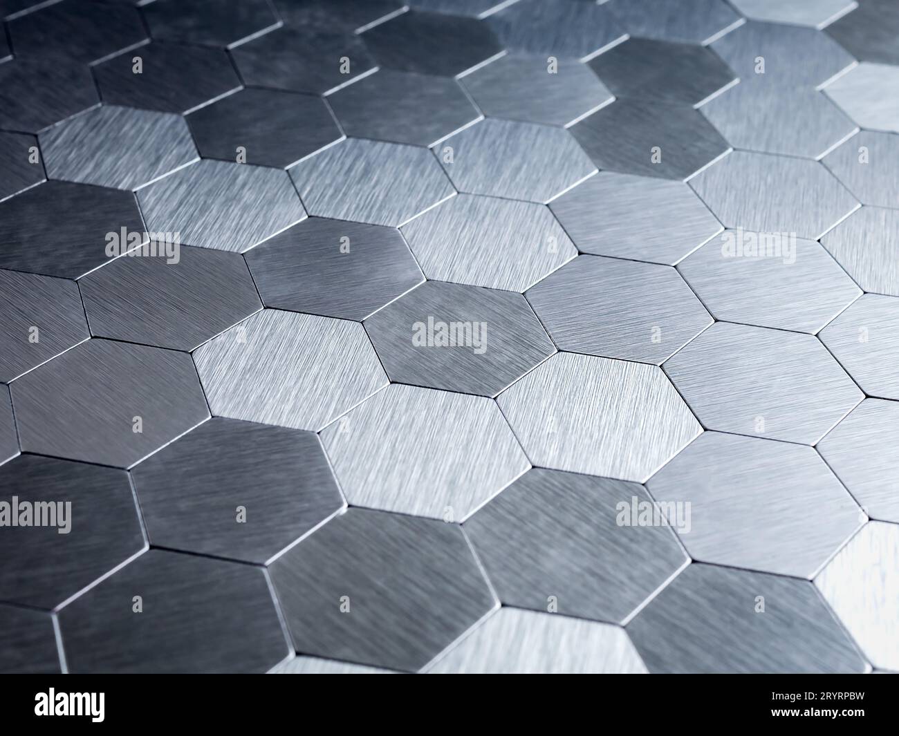 Futuristischer metallischer Wabenhintergrund mit Mosaikwand. Glänzende geometrische Stahlgitterzellen, Texturtapete mit digitaler Technologie. Draufsicht der Abstraktion Stockfoto