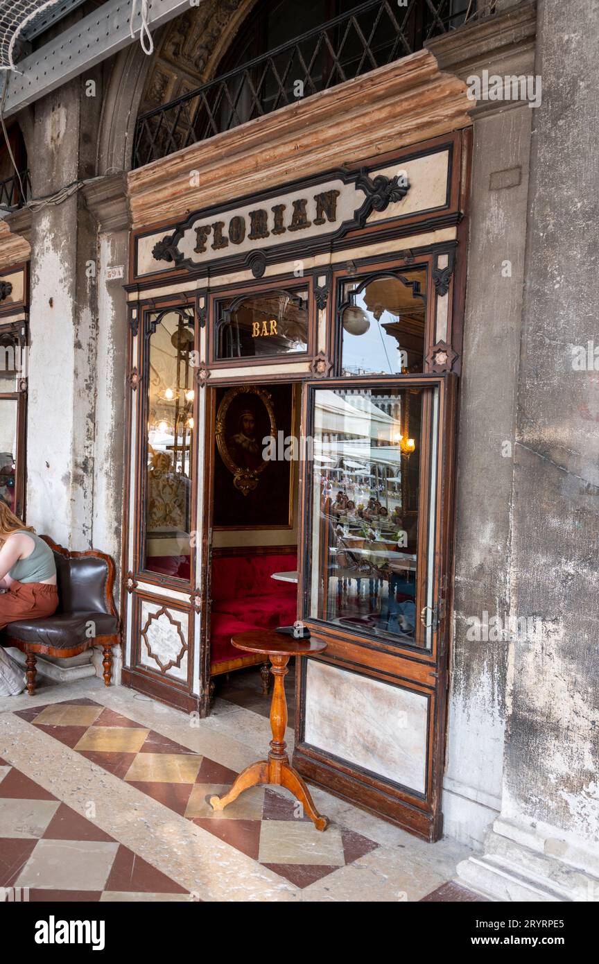 Caffè Florian auf dem Markusplatz in Venedig in der venezianischen Region Norditalien. Es wurde 1720 gegründet und ist das älteste Cof Stockfoto