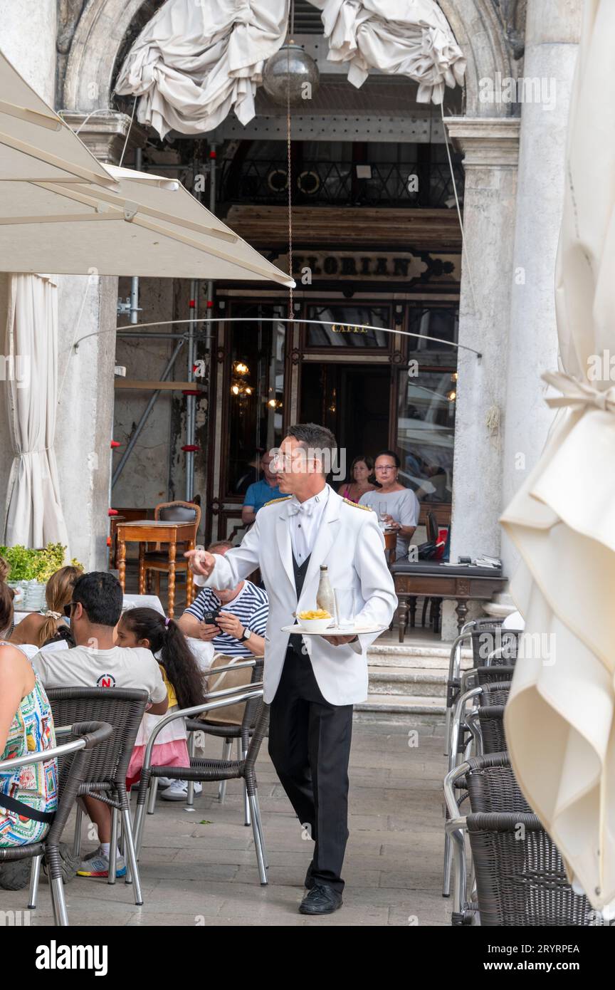 Caffè Florian auf dem Markusplatz in Venedig in der venezianischen Region Norditalien. Sie wurde 1720 gegründet und ist die älteste Stockfoto