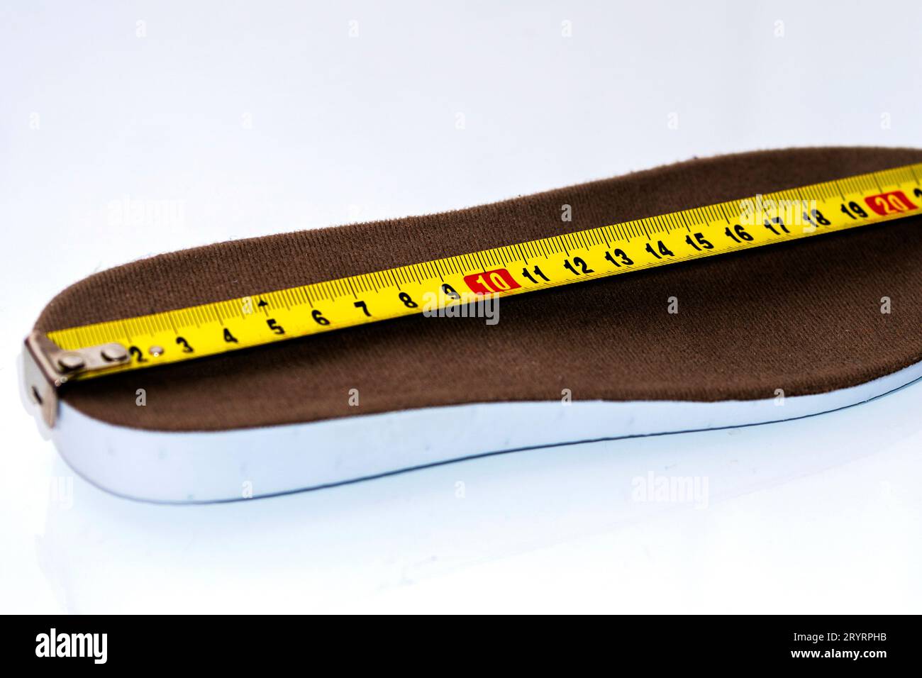 Messung der Schuhgröße. Maßband messen Einlegesohlen messen. Größenkonzept. Nahaufnahme. Stockfoto