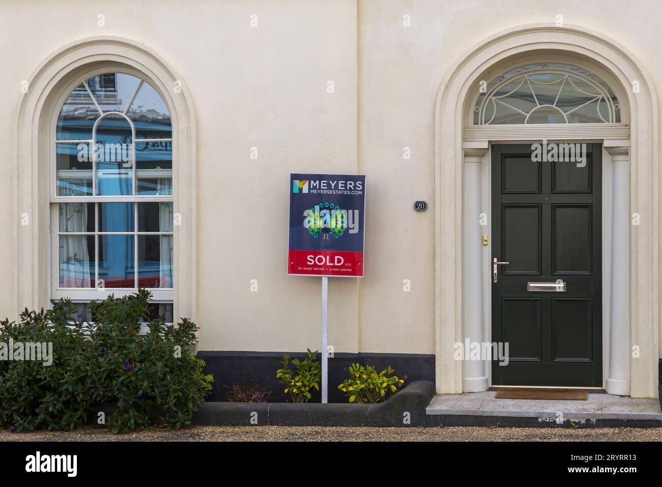 Im September verkauften die Immobilienmakler von Meyers vor dem Haus in Poundbury, Dorchester, Dorset, Großbritannien Stockfoto