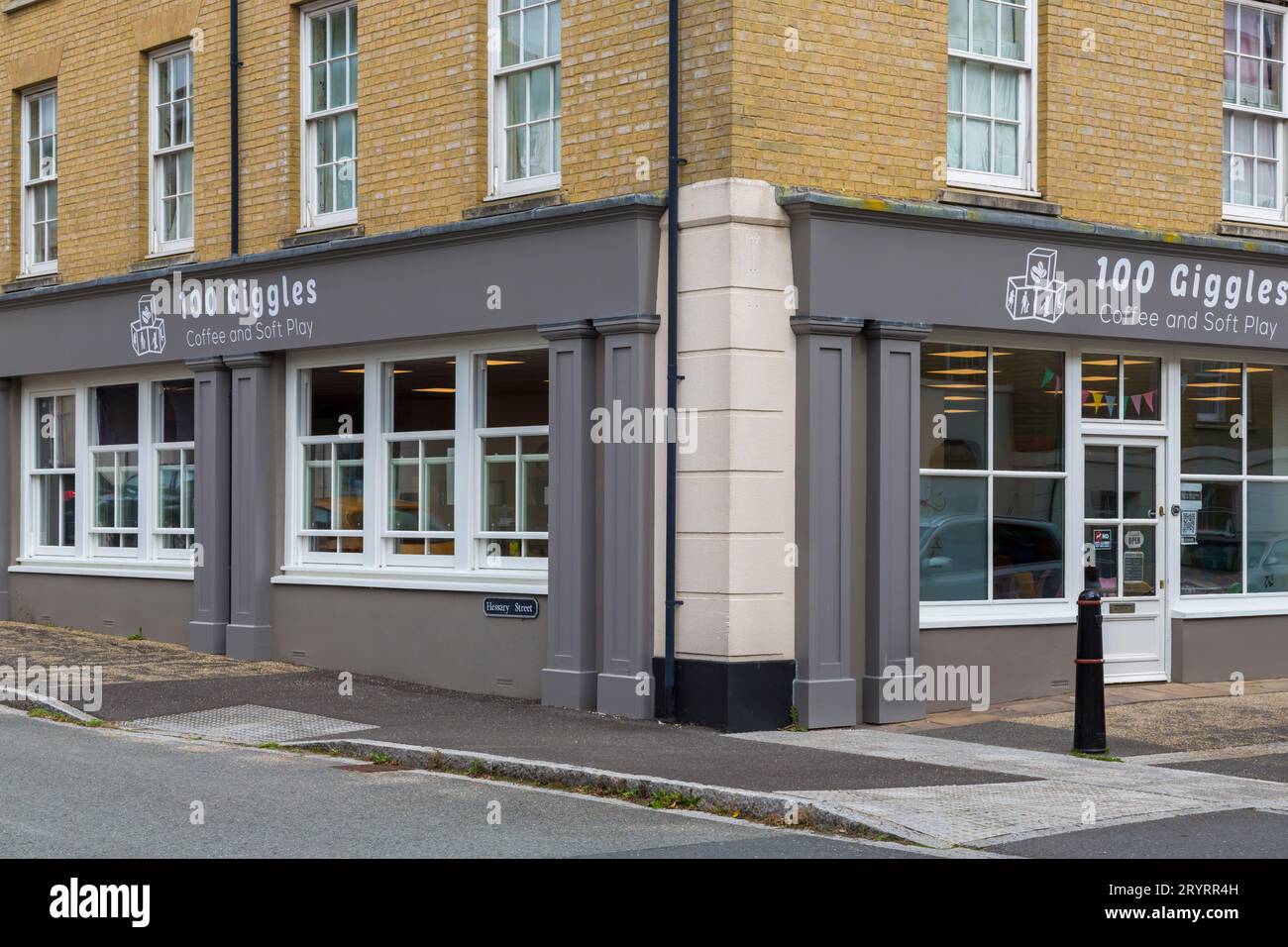 100 Giggles Coffee and Soft Play Shop an der Ecke Hessary Street in Poundbury, Dorchester, Dorset, Großbritannien im September Stockfoto