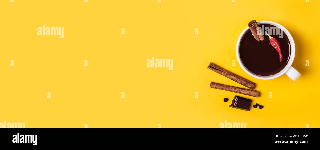 Heiße Schokoladentasse mit heißem Pfeffer und Zimt. Wärmendes Winter- oder Herbstgetränk-Konzept Stockfoto