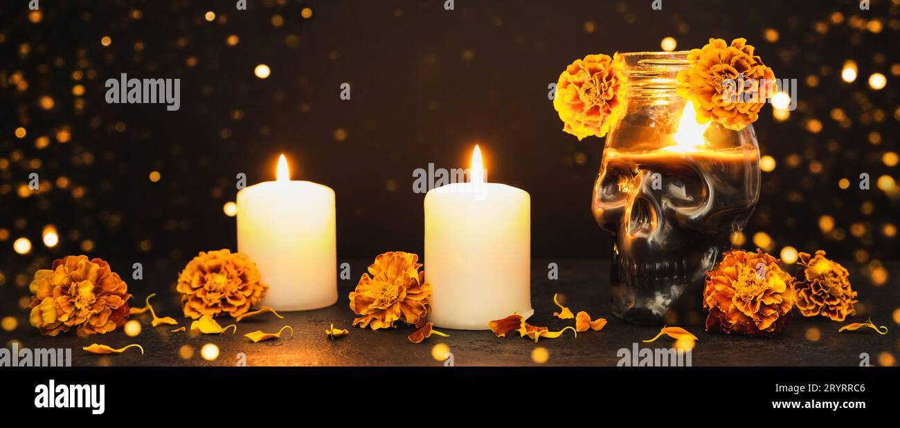 Schwarzes Banner mit brennenden Kerzen, Schädel und Ringelblumen. Dia de los muertos Tag oder Tag der Toten Stockfoto