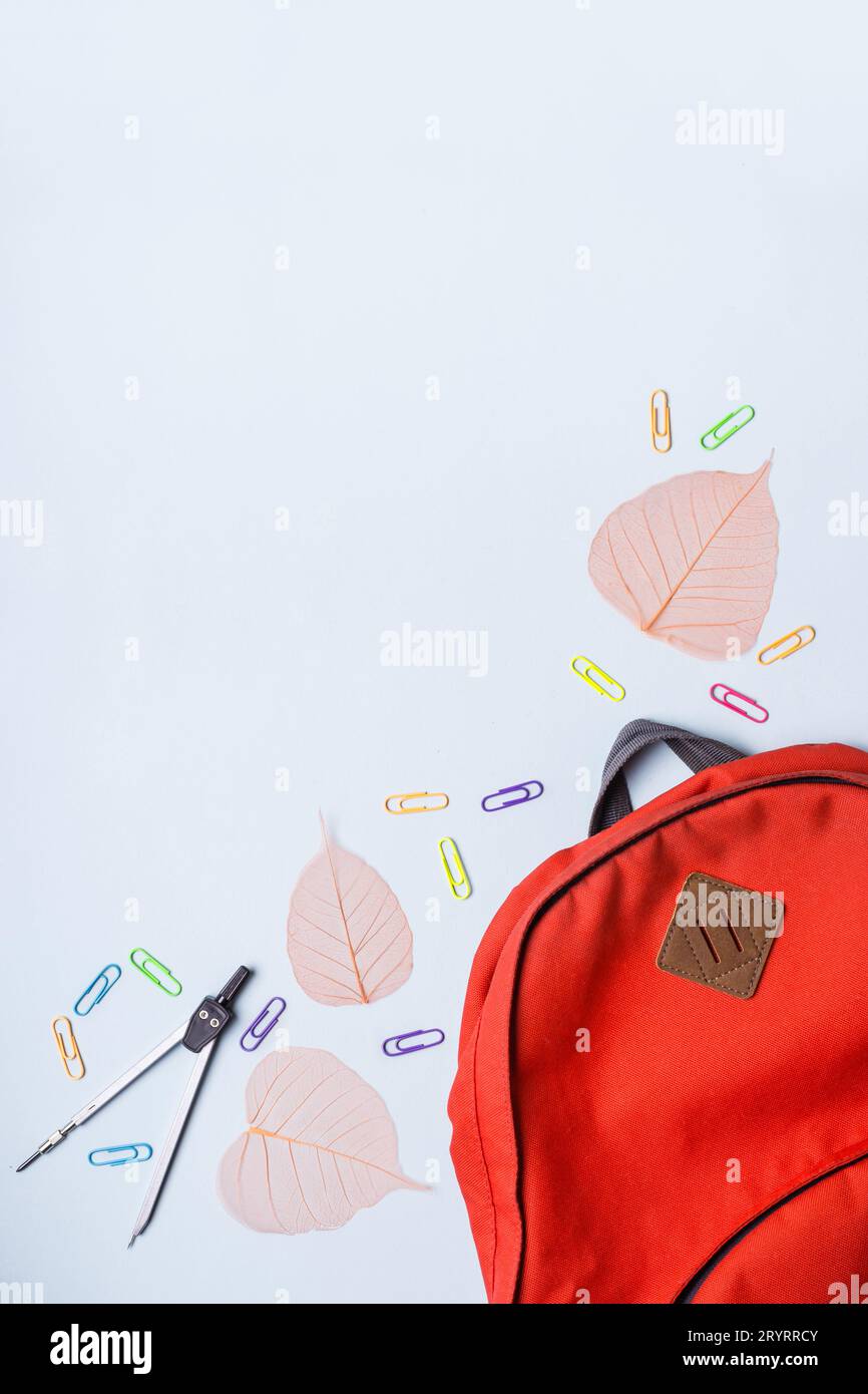 Rucksack und Schulfächer auf blauem Hintergrund Stockfoto