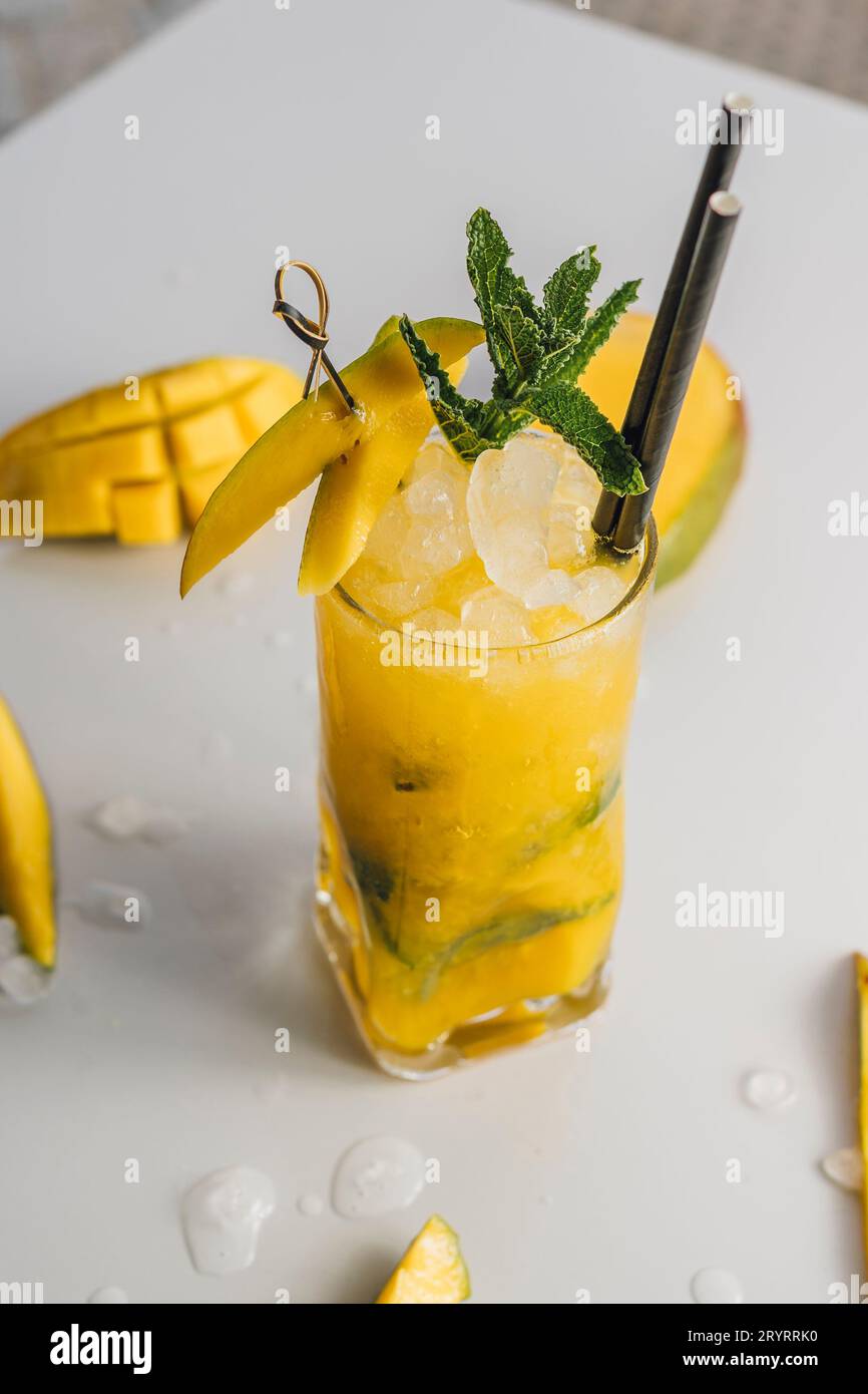 Mango Mojito dekoriert mit Früchten Stockfoto