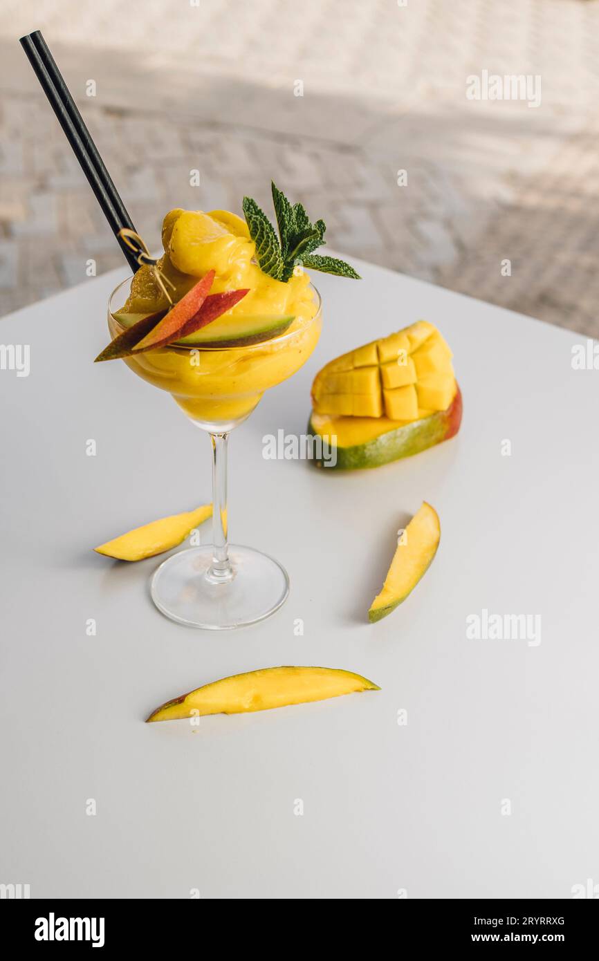 Daiquiri-Mango-Cocktail mit Mangobrüchten Stockfoto