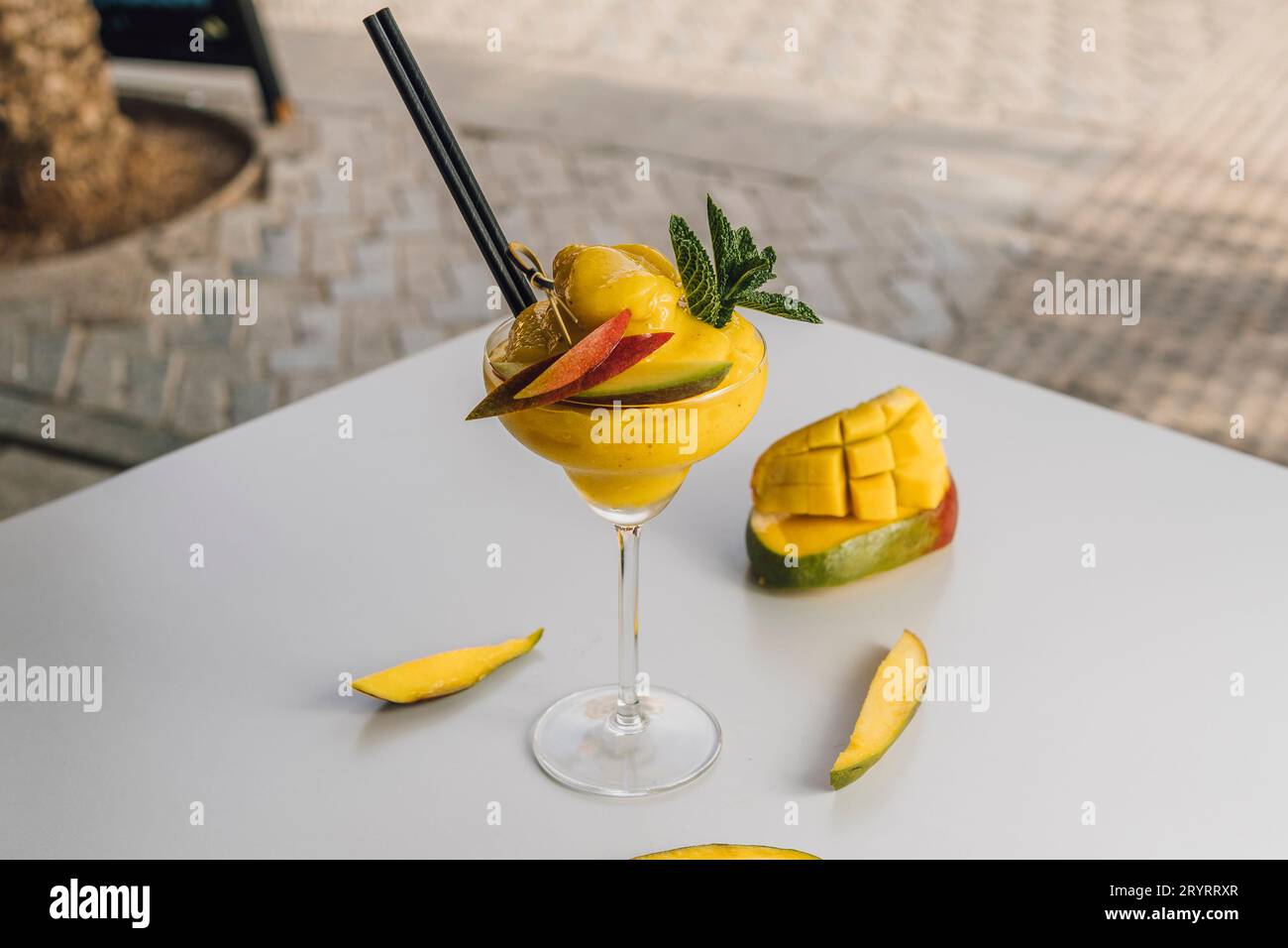 Daiquiri-Mango-Cocktail mit Mangobrüchten Stockfoto