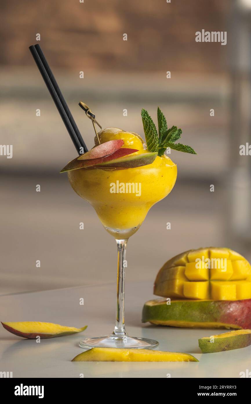 Daiquiri-Mango-Cocktail mit Mangobrüchten Stockfoto