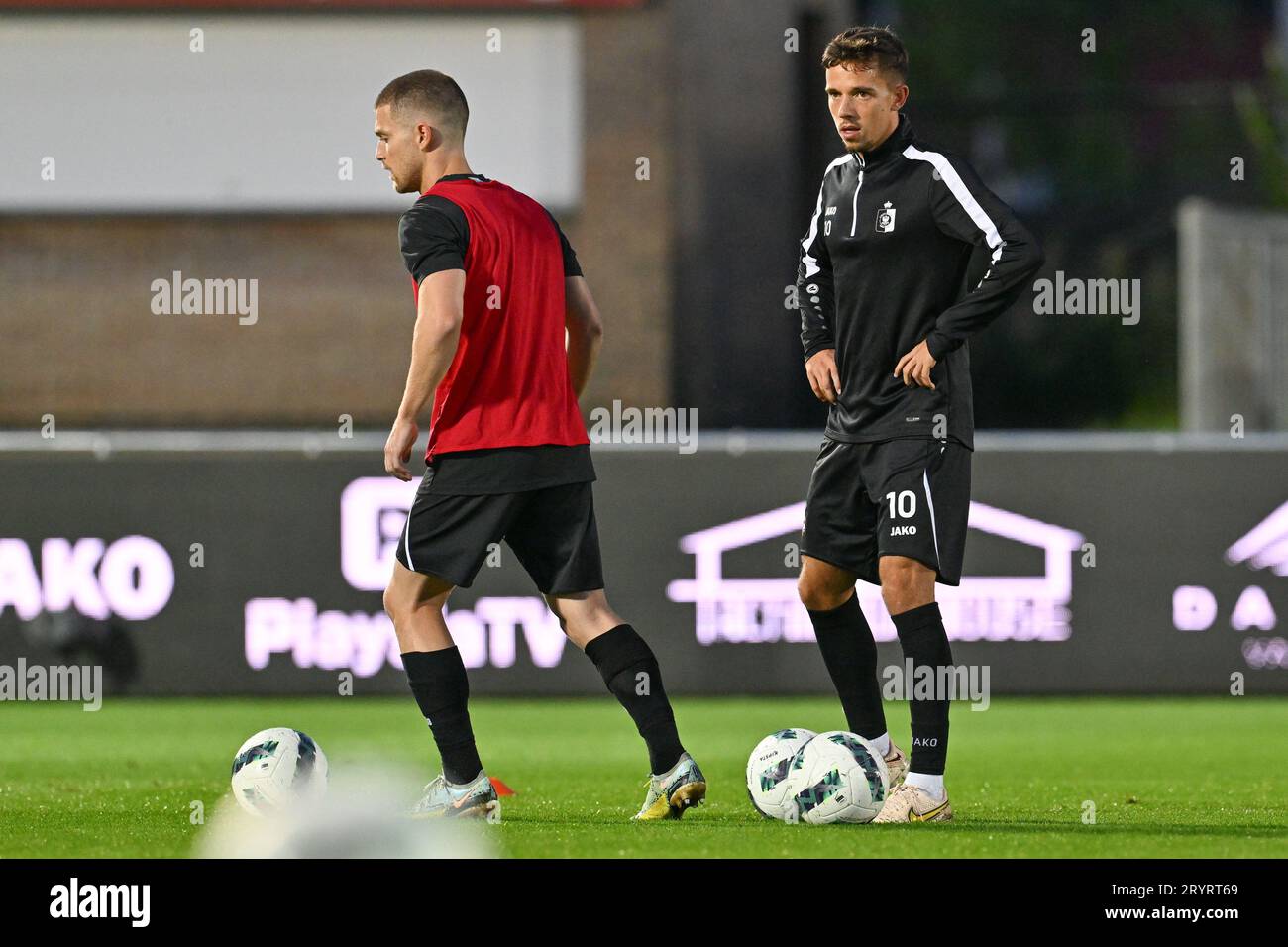 Deinze, Belgien. September 2023 29. Gonzalo Almenara (77) von KMSK Deinze und Gaetan Hendrickx (10) von KMSK Deinze, dargestellt während der Aufwärmphase eines Fußballspiels zwischen KMSK Deinze und Waasland SK Beveren während des 7. Spieltags in der Challenger Pro League 2023-2024, am Montag, den 29. September 2023 in Deinze, Belgien. Quelle: Sportpix/Alamy Live News Stockfoto