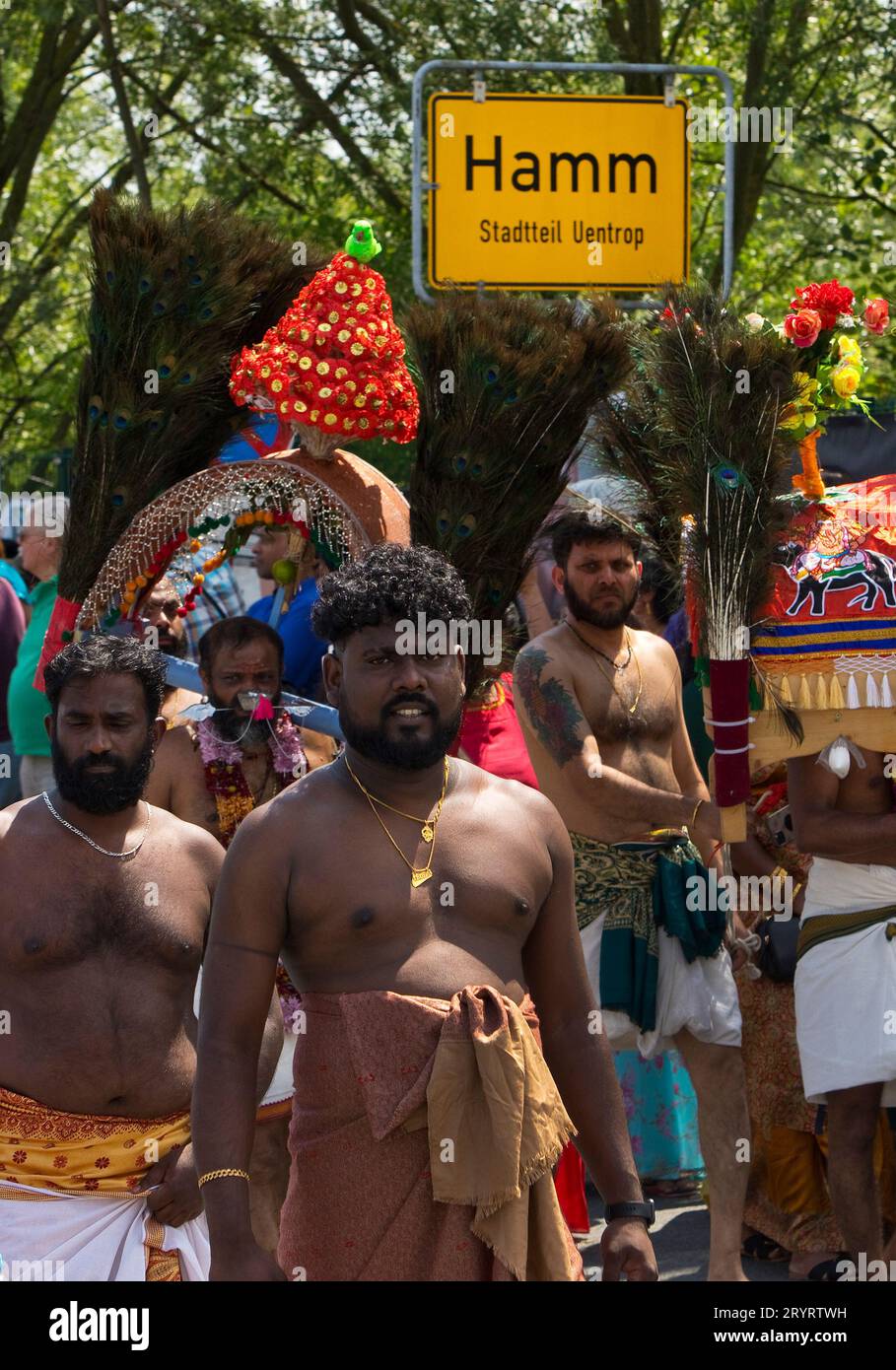 Hindus beim großen Zug Theer vor dem Stadtzeichen Hamm Uentrop, Ruhrgebiet, Deutschland, Europa Stockfoto