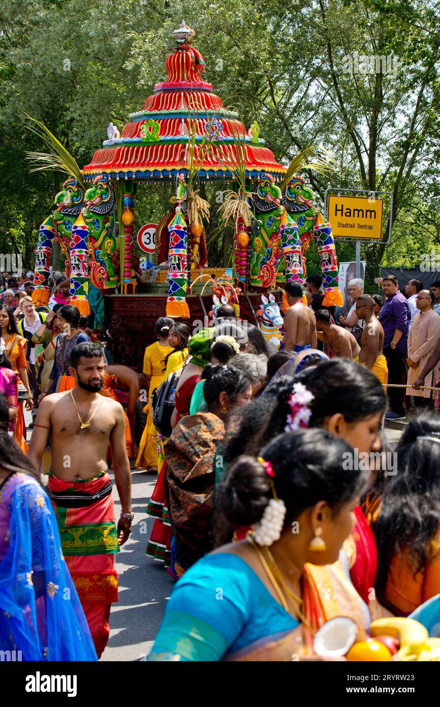 Hindus beim großen Zug Theer vor dem Stadtzeichen Hamm Uentrop, Ruhrgebiet, Deutschland, Europa Stockfoto