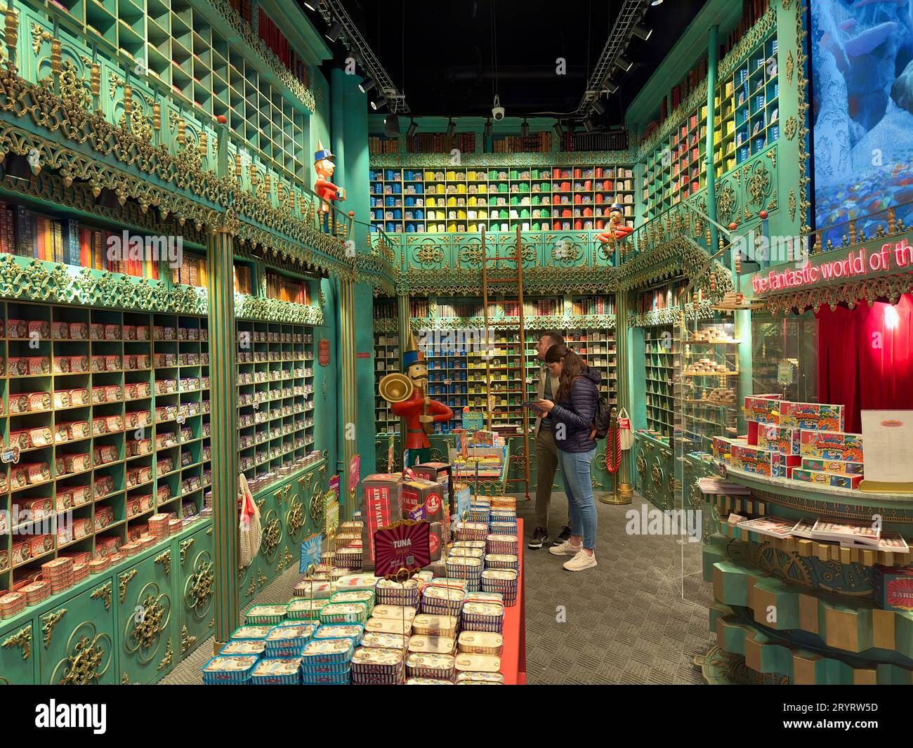 The Fantastic World of the Portuguese Sardine Store in Times Square Manhattan, New York City Stockfoto