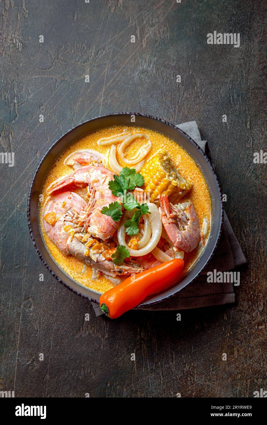 Peruanische Meeresfrüchtesuppe Chupe de Camarones in grau Schüssel, Ansicht von oben Stockfoto