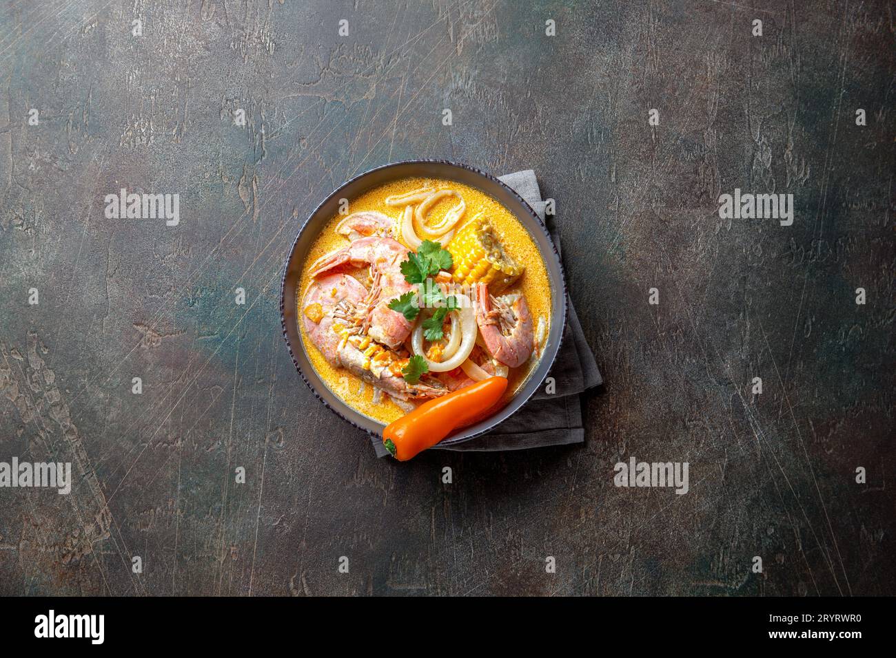 Peruanische Meeresfrüchtesuppe Chupe de Camarones in grau Schüssel, Ansicht von oben Stockfoto