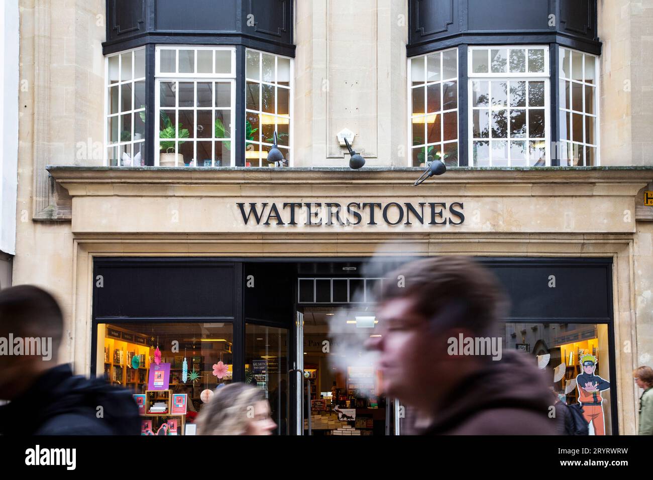 Leute, die am Waterstone Buchladen in der Exeter City High Street im Oktober 2023 vorbeigehen Stockfoto