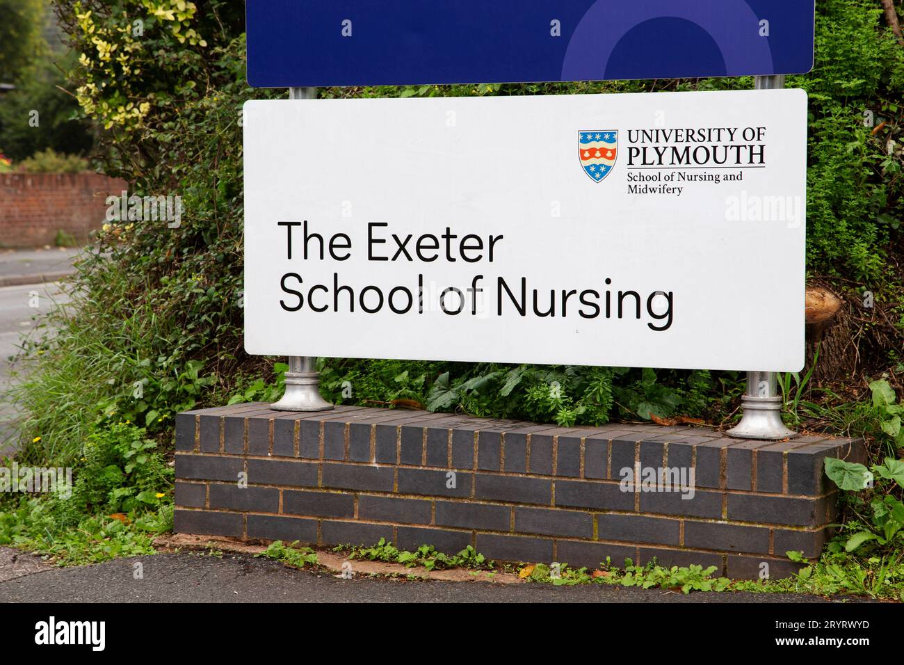Nahaufnahme der Schilder der Exeter School of Nursing am Seiteneingang mit grünen Bussen im Oktober 2023 Stockfoto