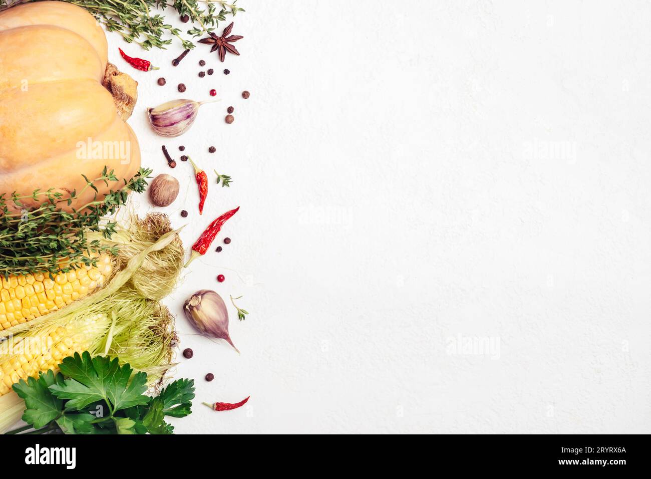Herbstgemüse und Gewürze auf weißem Hintergrund. Gesunde und vegetarische Zutaten Stockfoto