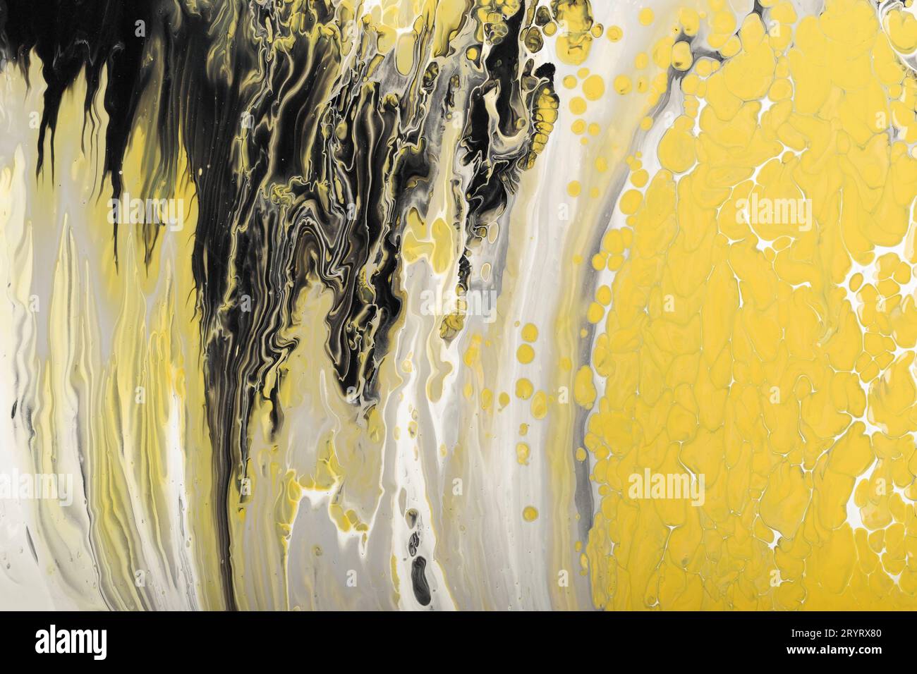 Trendfarben von 2021. Fluss von grauer und schwarzer Farbe mit gelben Bläschen Tropfen. Hintergrund oder Textur mit Marmoreffekt. Flüssige Kunst Stockfoto