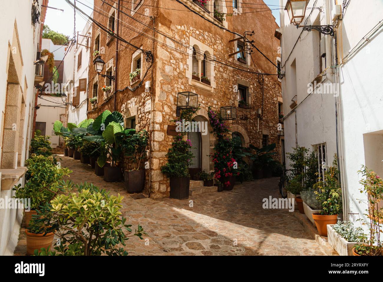 Alte Steinhäuser in Tossa de Mar. Die Straßen der Altstadt. Villa Vella Stockfoto
