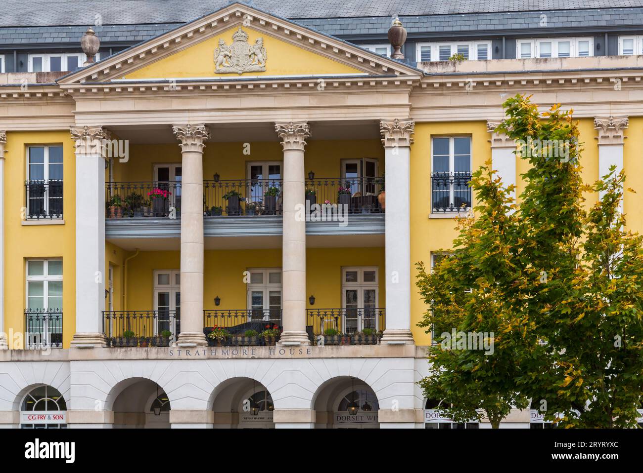 Strathmore House am Queen Mother Square in Poundbury, Dorchester, Dorset, Großbritannien im September Stockfoto