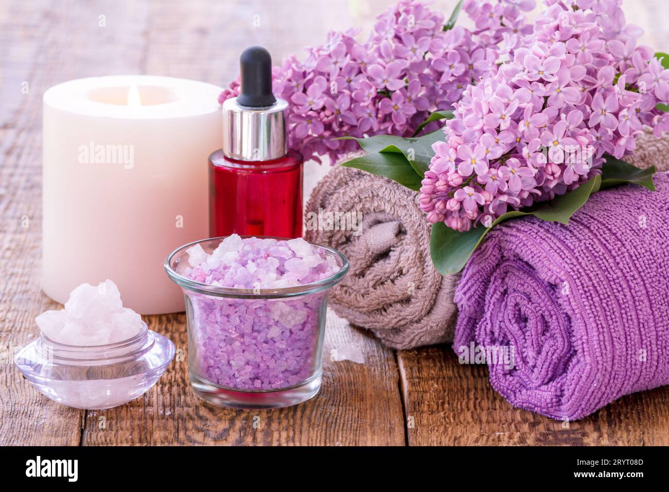 Spa-Produkte und Zubehör. Aromaöl, Seife, Meersalz, Handtücher Stockfoto