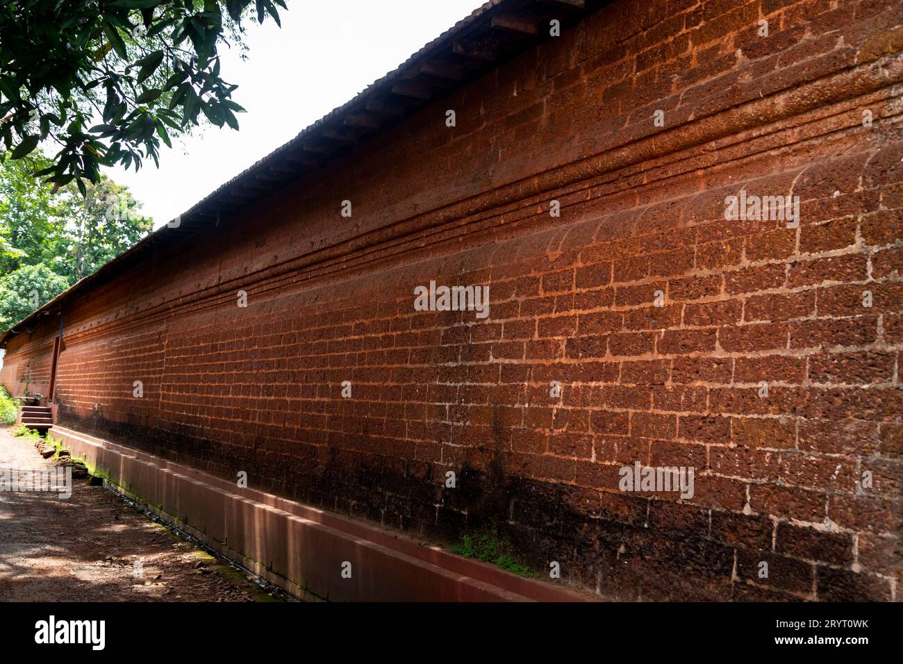 Alte architektonische Tempelwände und Türen aus Kerala, Kannur Stockfoto