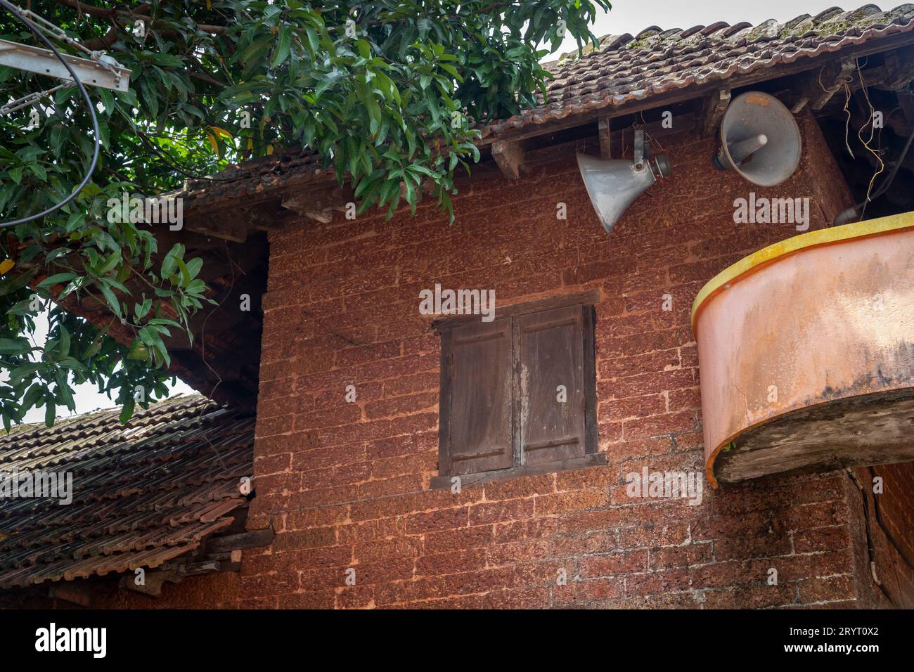 Alte architektonische Tempelwände und Türen aus Kerala, Kannur Stockfoto
